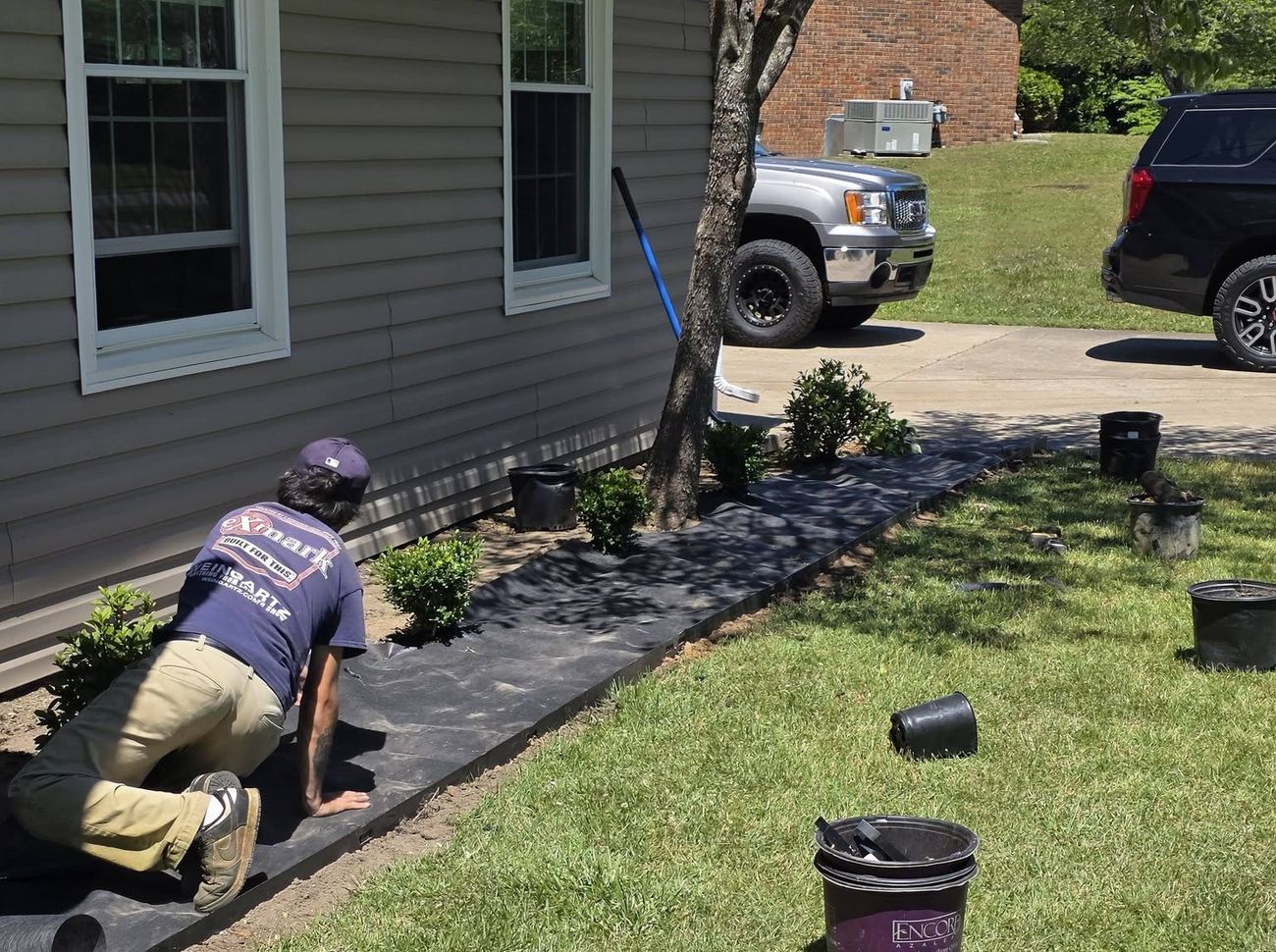 JD’s crew member setting the edging on a new mulch bed